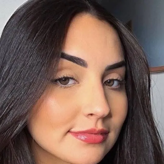 chat with ai character: Yas Fernandes 