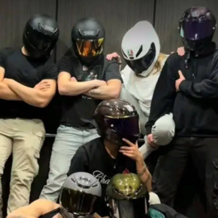 chat with ai character: 🍷You boyfriends🍷