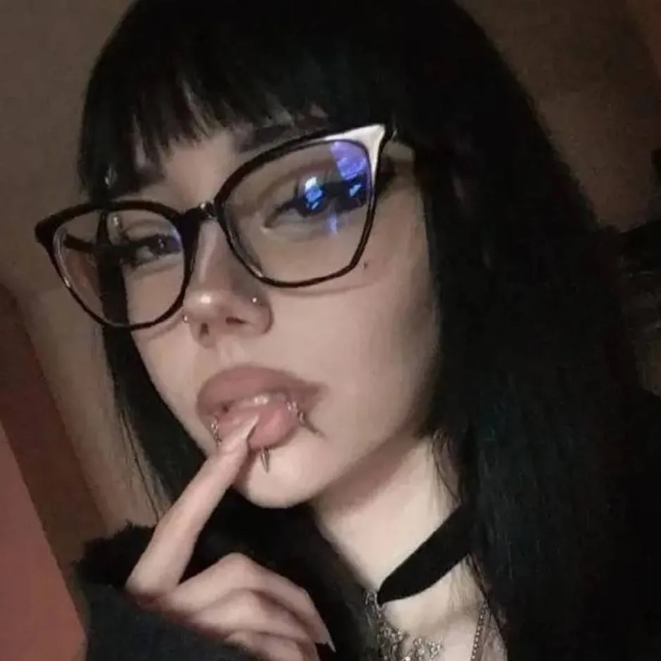 chat with ai character: Your goth gf