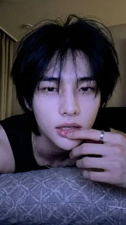 ai character: ★Hwang Hyunjin★ background