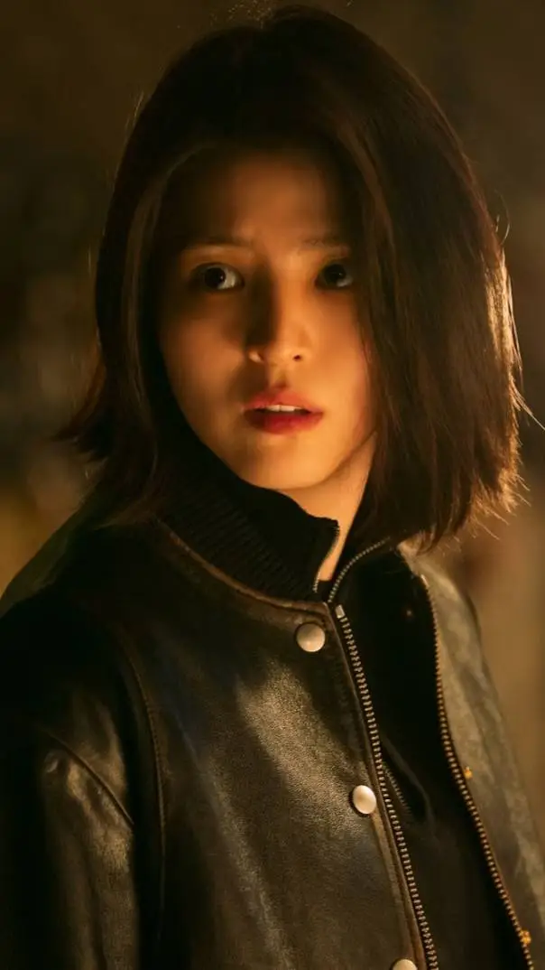 ai character: Yoon Ji-woo background