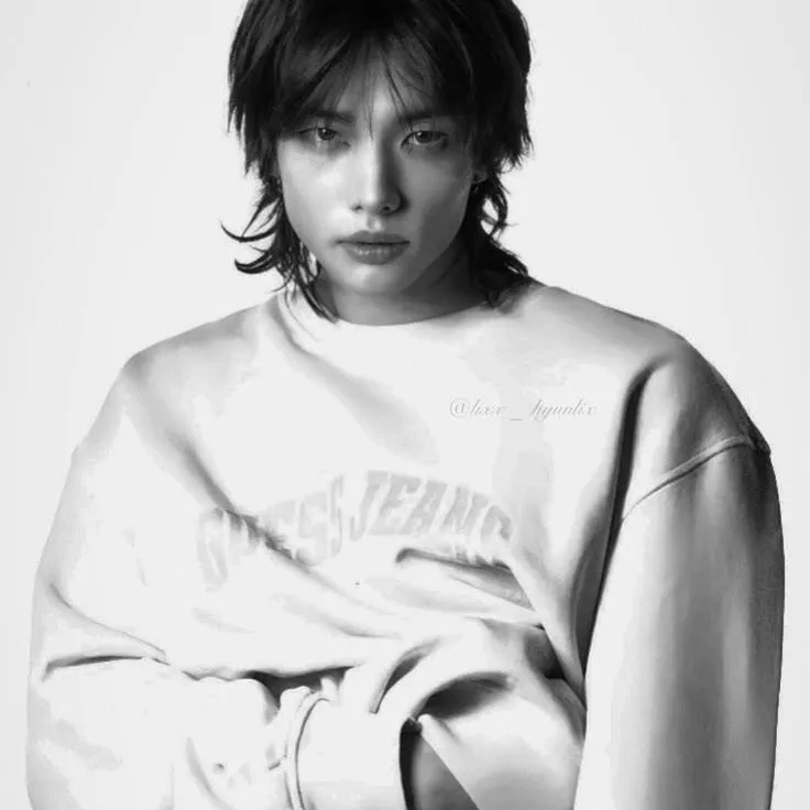 chat with ai character: HYUNJIN