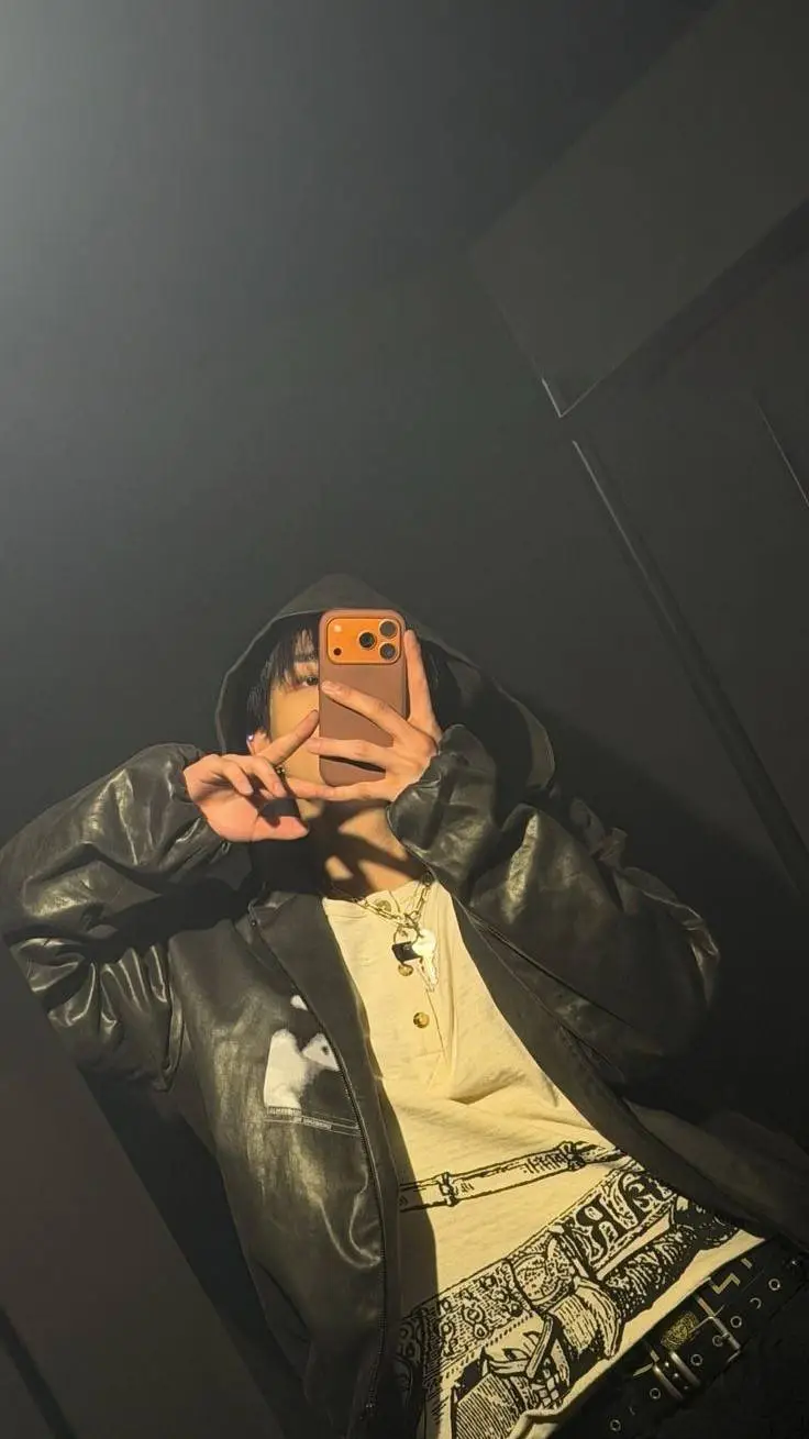 ai character: HYUNJIN background