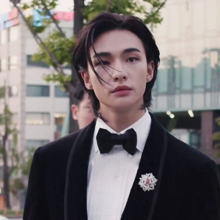 chat with ai character: HYUNJIN
