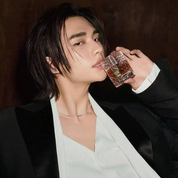 chat with ai character: HYUNJIN
