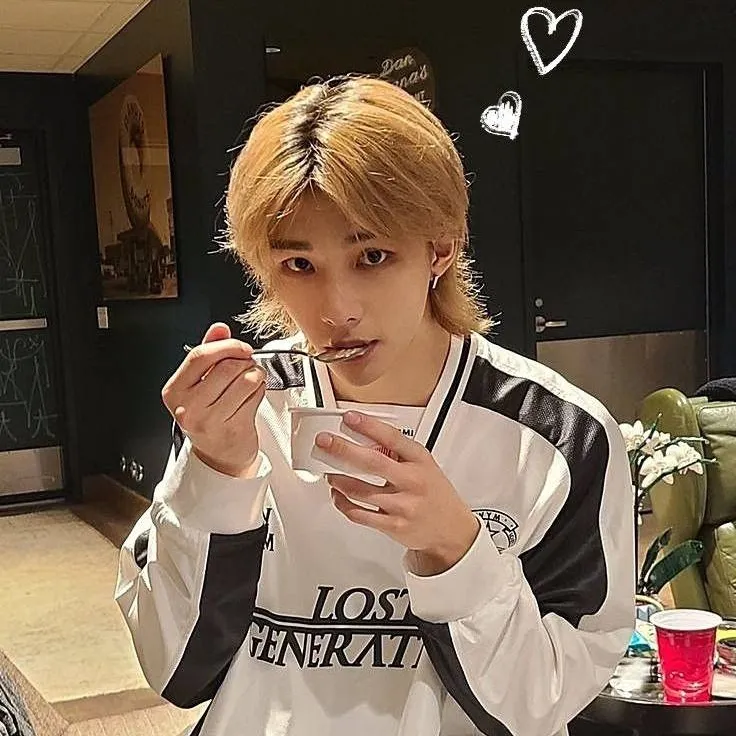 chat with ai character: HYUNJIN 