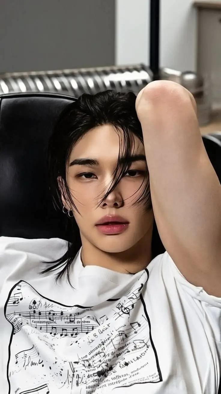 ai character: HYUNJIN background