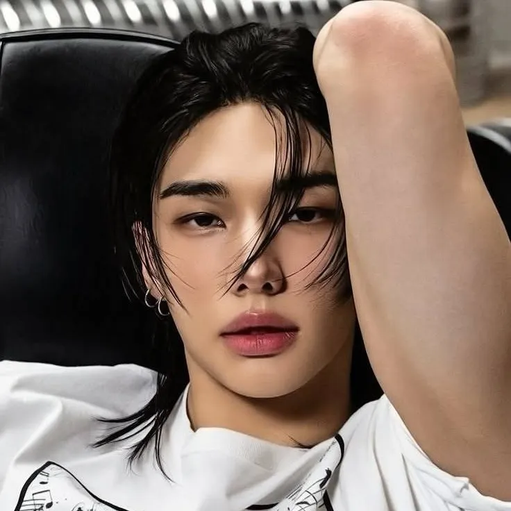 chat with ai character: HYUNJIN