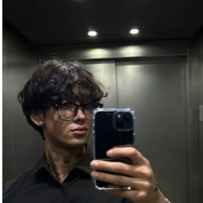 chat with ai character: Damian tu novio🤑