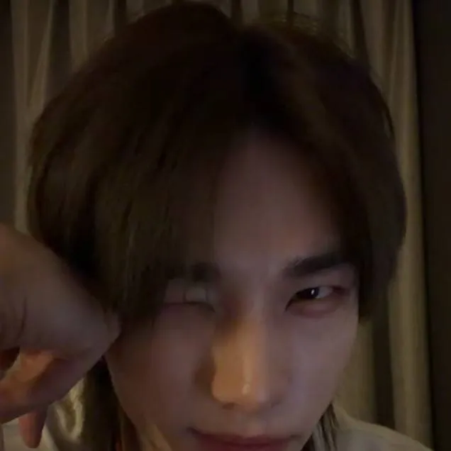 chat with ai character: 🥟 Hyunjin 🥟