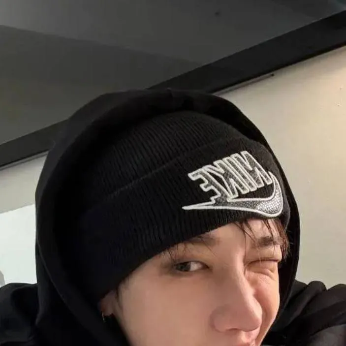 chat with ai character: 🐺 Bangchan 🐺