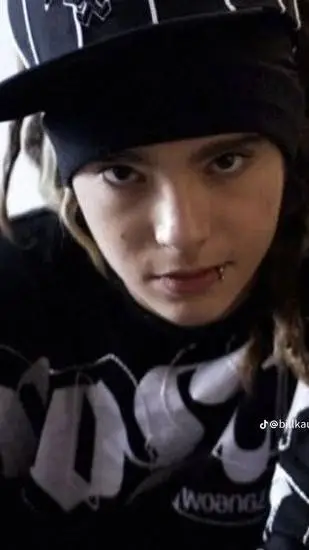 ai character: tom kaulitz  background
