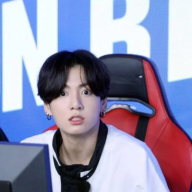 chat with ai character: Jungkook gamer