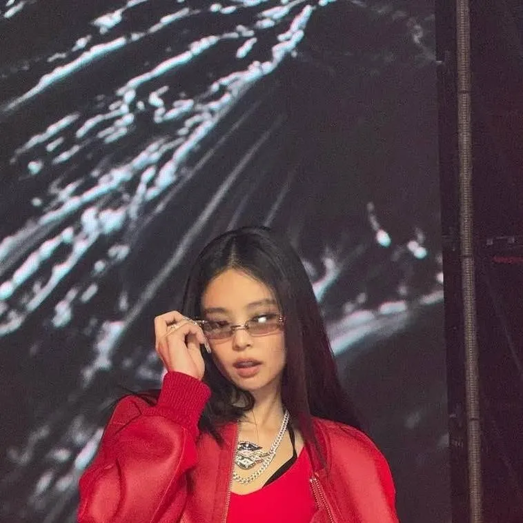 chat with ai character: JENNIE