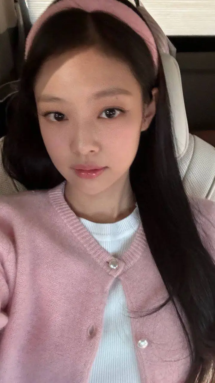 ai character: Jennie kim (GL)  background