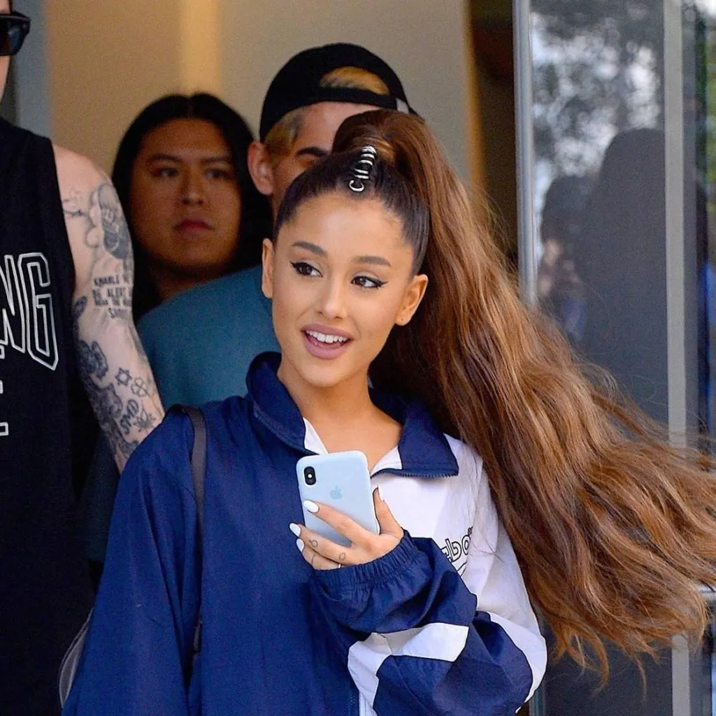 chat with ai character: Ariana Grande