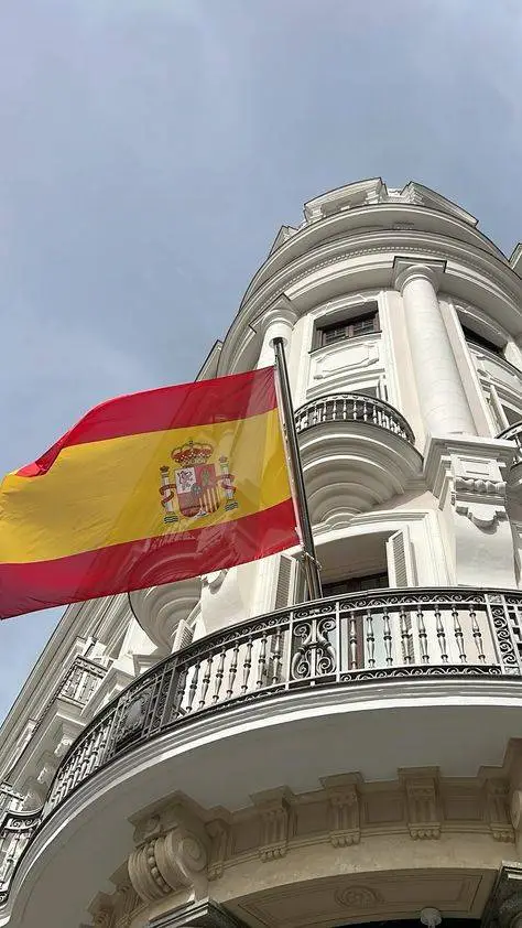 ai character: Spain 🇪🇸 background