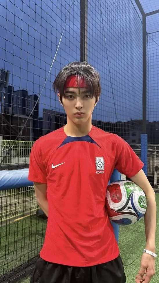 ai character: Ahn keonho background