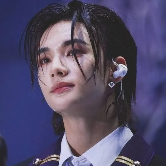 chat with ai character: Hyunjin prince 