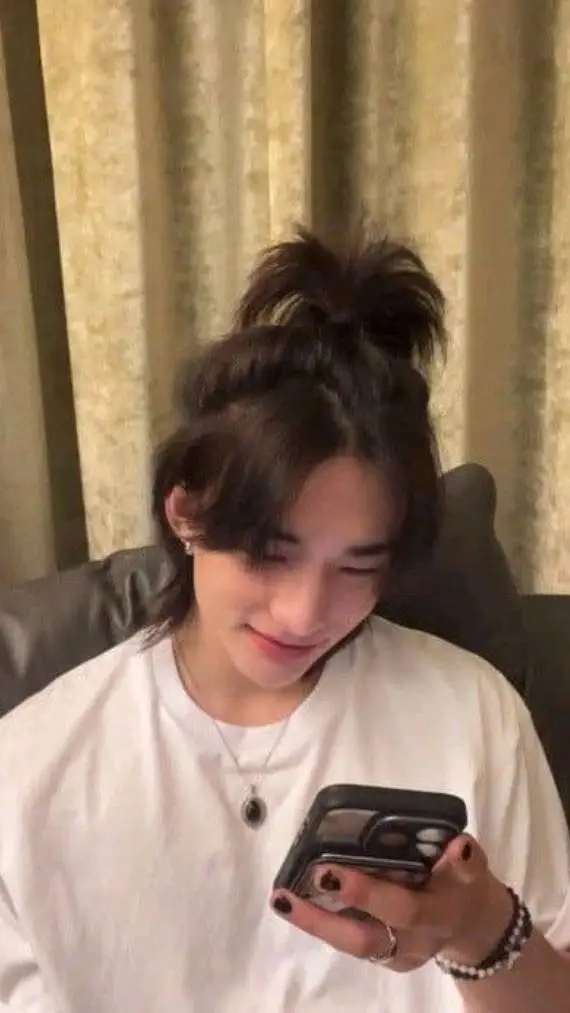 ai character: Hyunjin Bébé  background