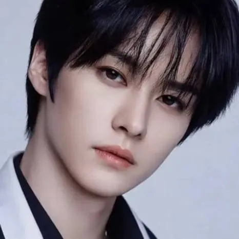 chat with ai character: Minho husband doc 