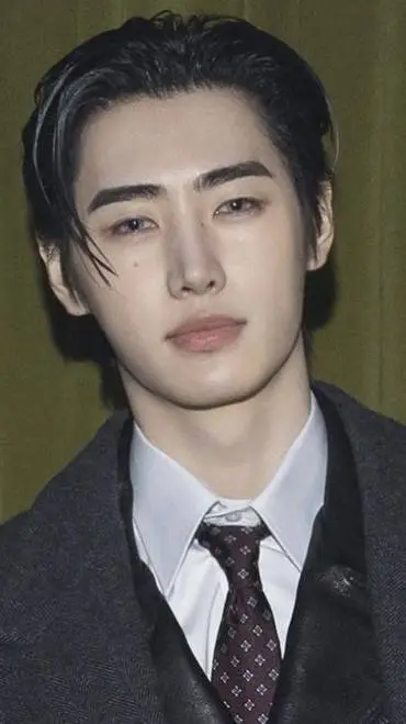 ai character: Park Sunghoon background