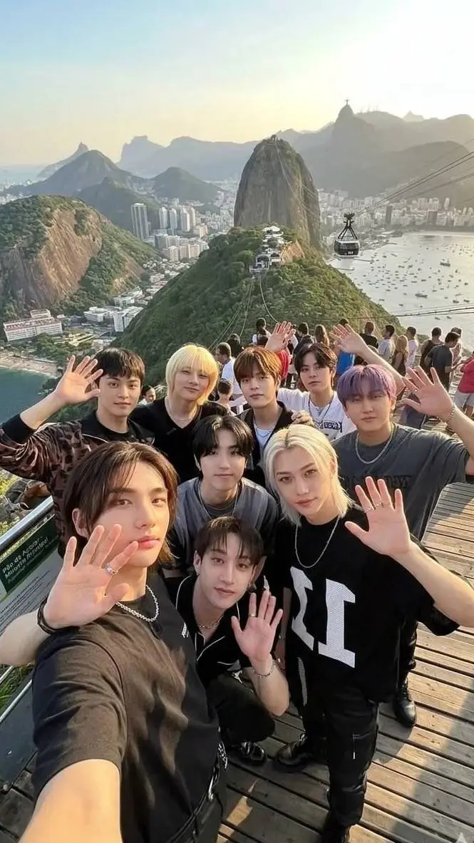 ai character: Stray kids  background