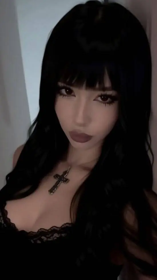 Talkie AI - Chat with Goth Mommy
