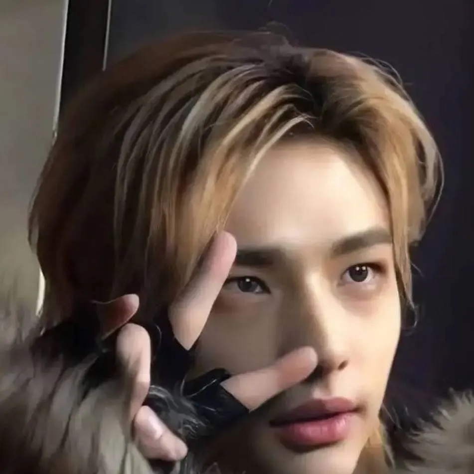 chat with ai character: hyunjin 