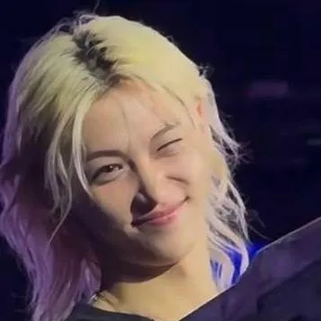 chat with ai character: 💕lee felix🐥