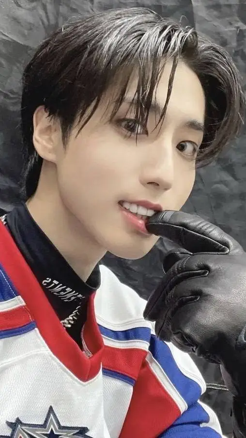 ai character: !Han jisung 🐿 background