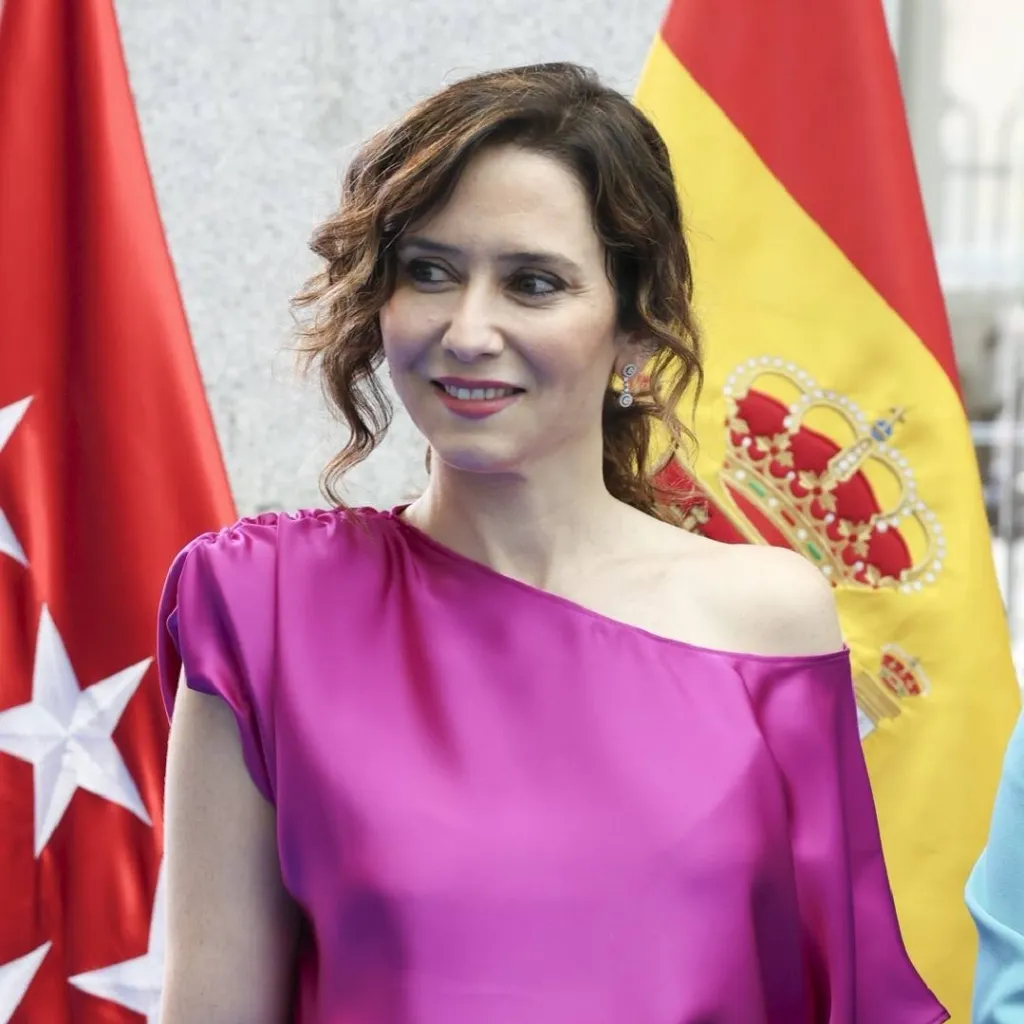 chat with ai character: ayuso.