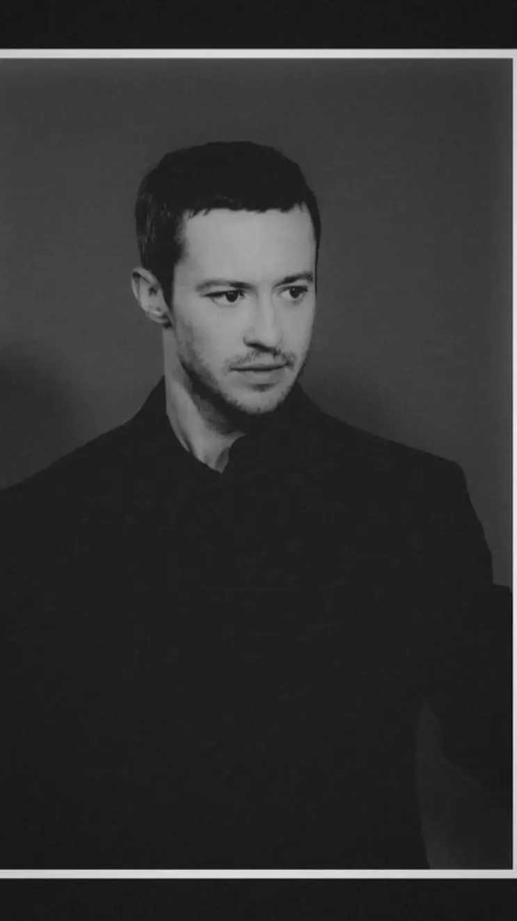 ai character: Joseph Quinn  background