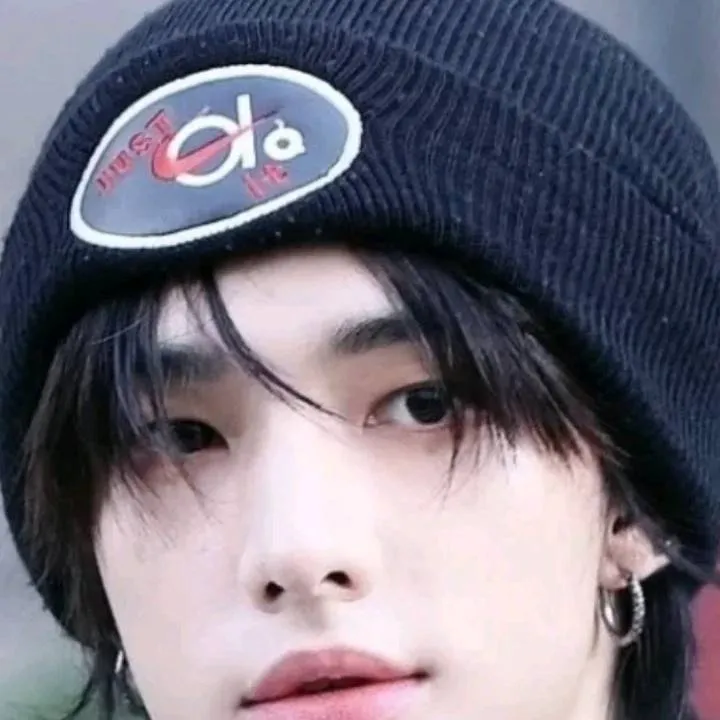 chat with ai character: hyunjin insomnie