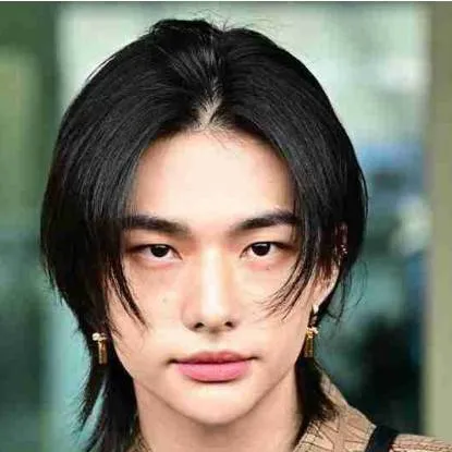 chat with ai character: 😳 Hyunjin 😳