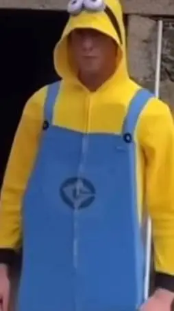 ai character: Minion con botas background