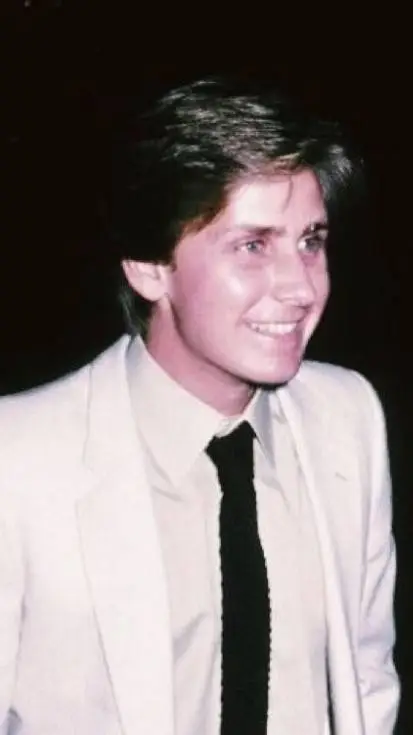 ai character: Emilio Estevez  background