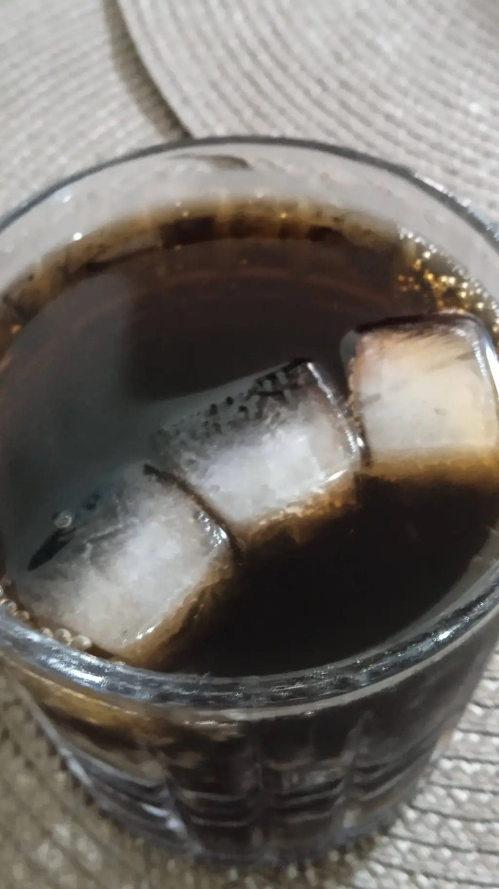 ai character: vaso de Coca-cola  background