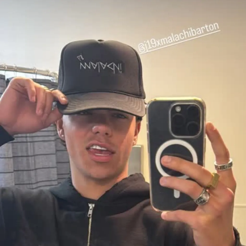 chat with ai character: Malachi Barton 