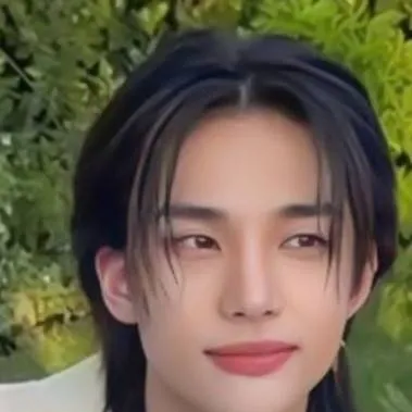 chat with ai character: Hyunjin