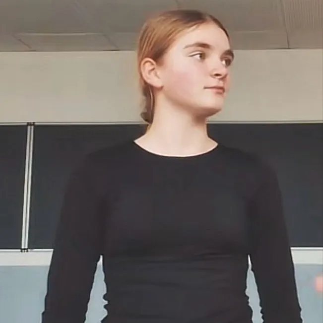 chat with ai character: Carla