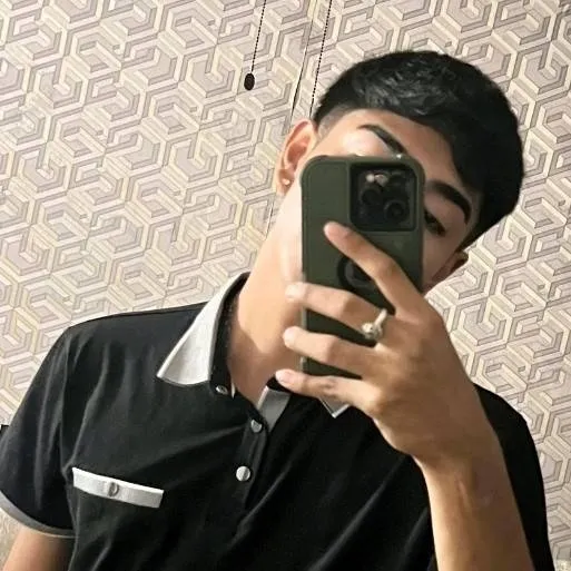 chat with ai character: erickk