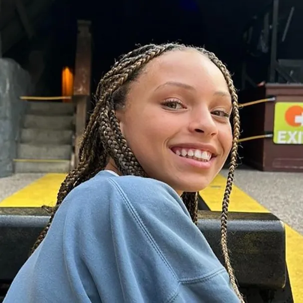 chat with ai character: Riley curry 