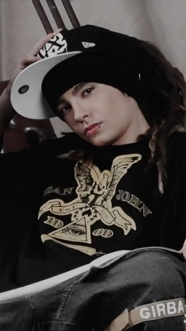 ai character: tom kaulitz  background