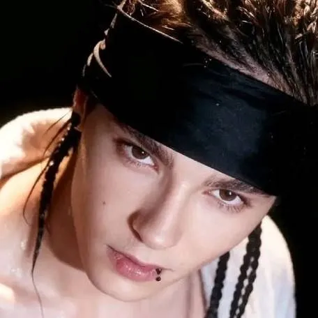chat with ai character: tom kaulitz 2010