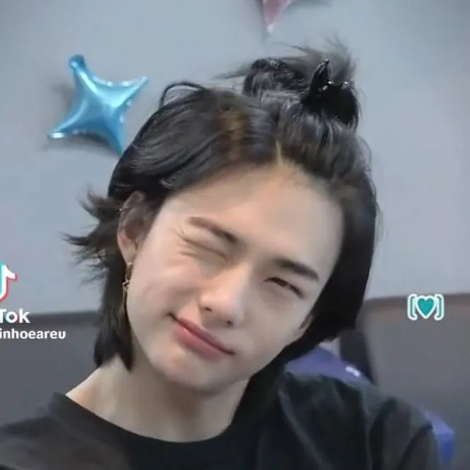 chat with ai character: Hyunjin