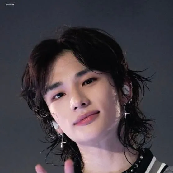 chat with ai character: 💐hyunjin💐