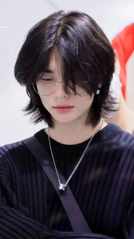 ai character: 💓Hyunjin💓 background