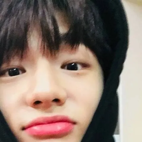 chat with ai character: Hyunjin