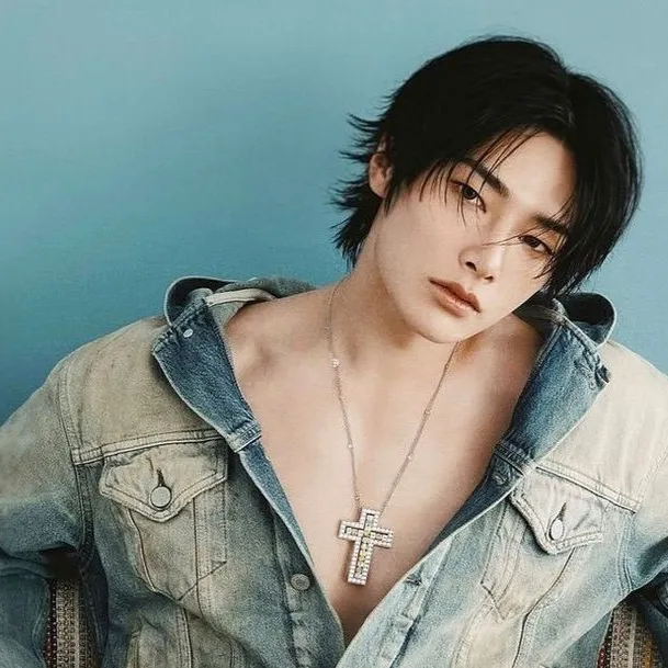 chat with ai character: Jeongin 